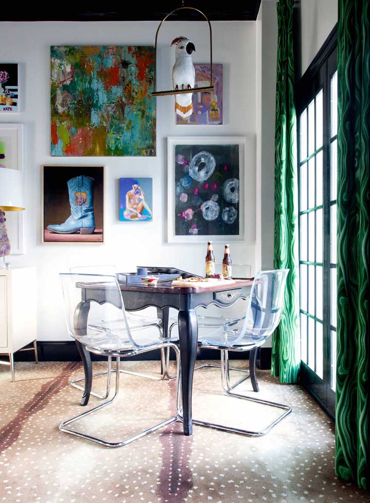 Espaços contemporâneos ficam perfeitos com cadeiras de acrílico; a inspiração aqui são as cadeiras ao estilo Panton