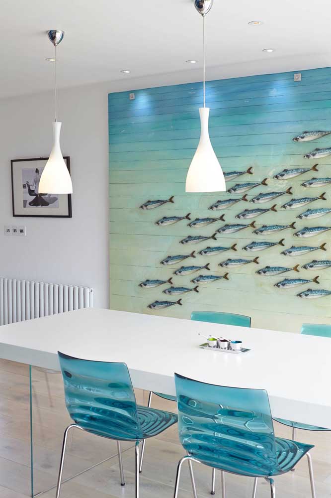 Sala de jantar com cadeiras de acrílico azul