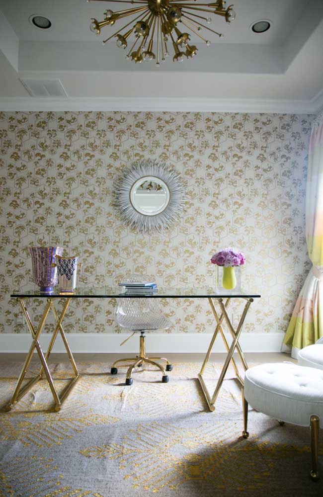 Cadeira Eiffel em acrílico transparente com rodinhas para o home office