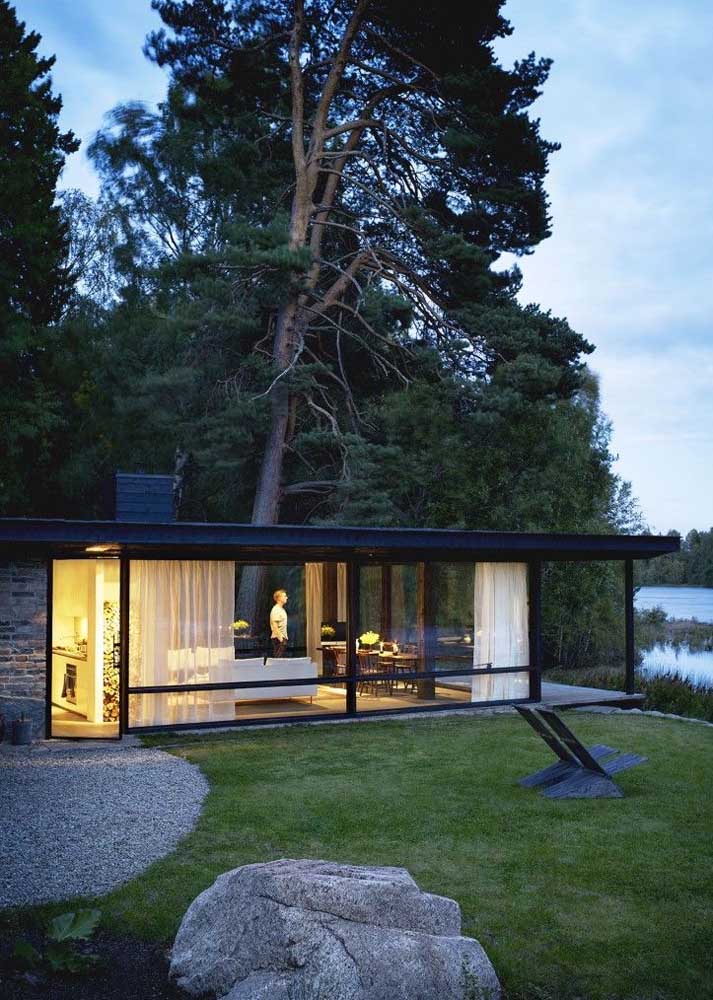 Para valorizar a vista do campo e do lago, essa casa foi desenhada com grandes janelas de vidro