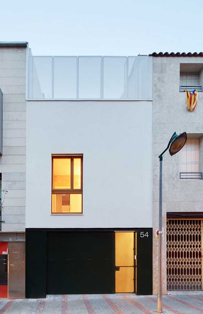 Casa planejada em área urbana; o terraço no andar superior cria uma área aberta no imóvel