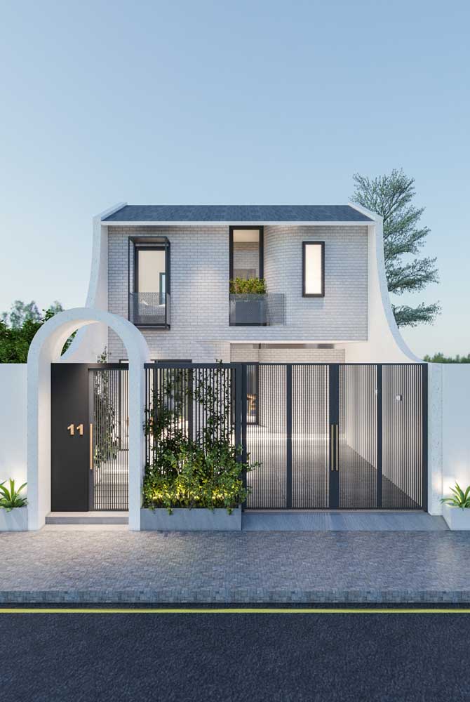 Casa planejada com quintal e portão vazado para valorizar a arquitetura da casa
