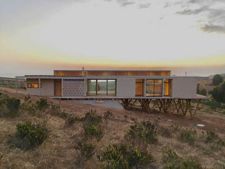 Mais uma inspiração de casa planejada para terrenos maiores; o imóvel foi construído em formato térreo, mas deixou à vista a estrutura de sustentação e nivelação