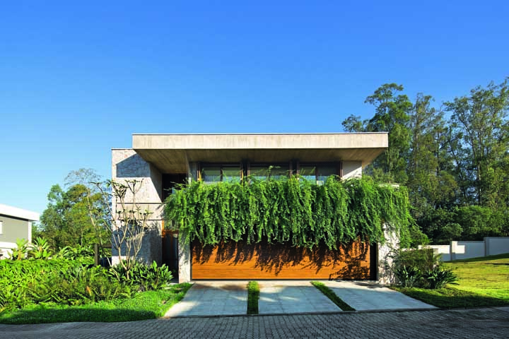 Casa planejada moderna com jardim e parede verde