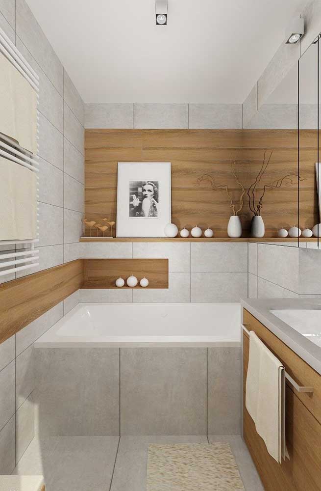 Banheiro planejado com banheira encaixada e revestida com o mesmo material da parede