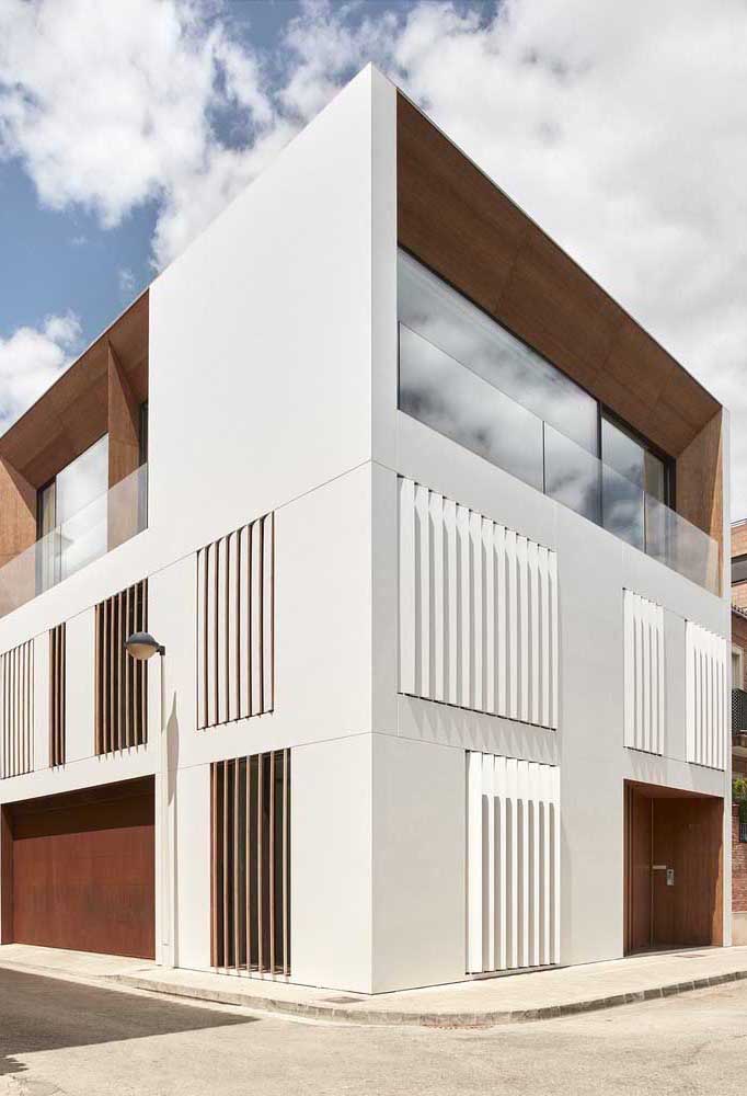 Uma casa super moderna de três andares com detalhes incríveis na fachada