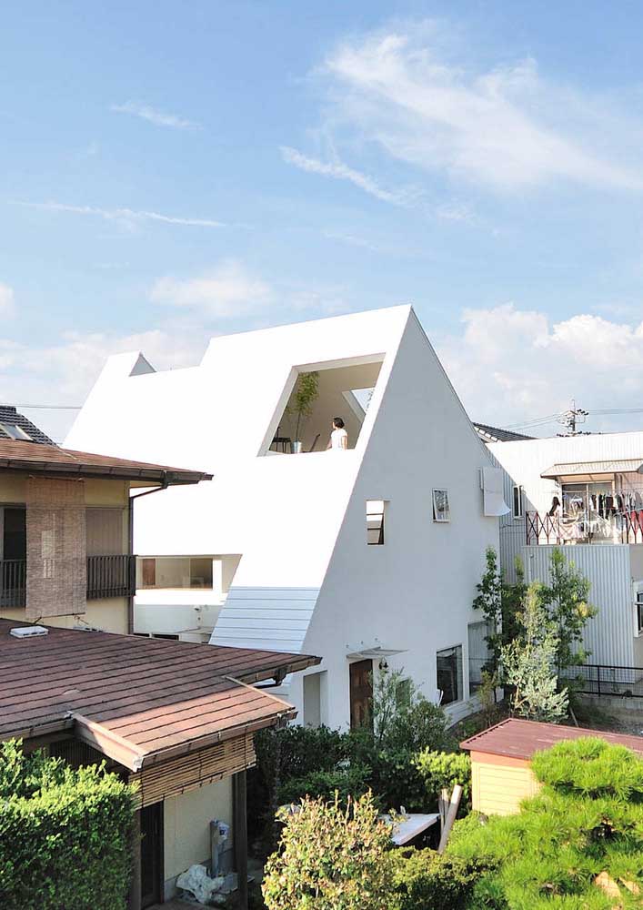 Casa planejada com claraboia e acessos no telhado para aumentar a entrada de luz natural