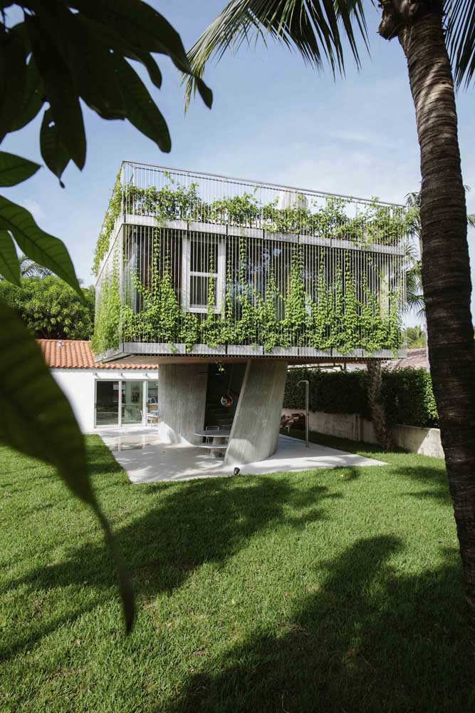 Essa casa planejada foi pensada para deixar o andar de baixo livre, criando um espaço totalmente integrado à área externa