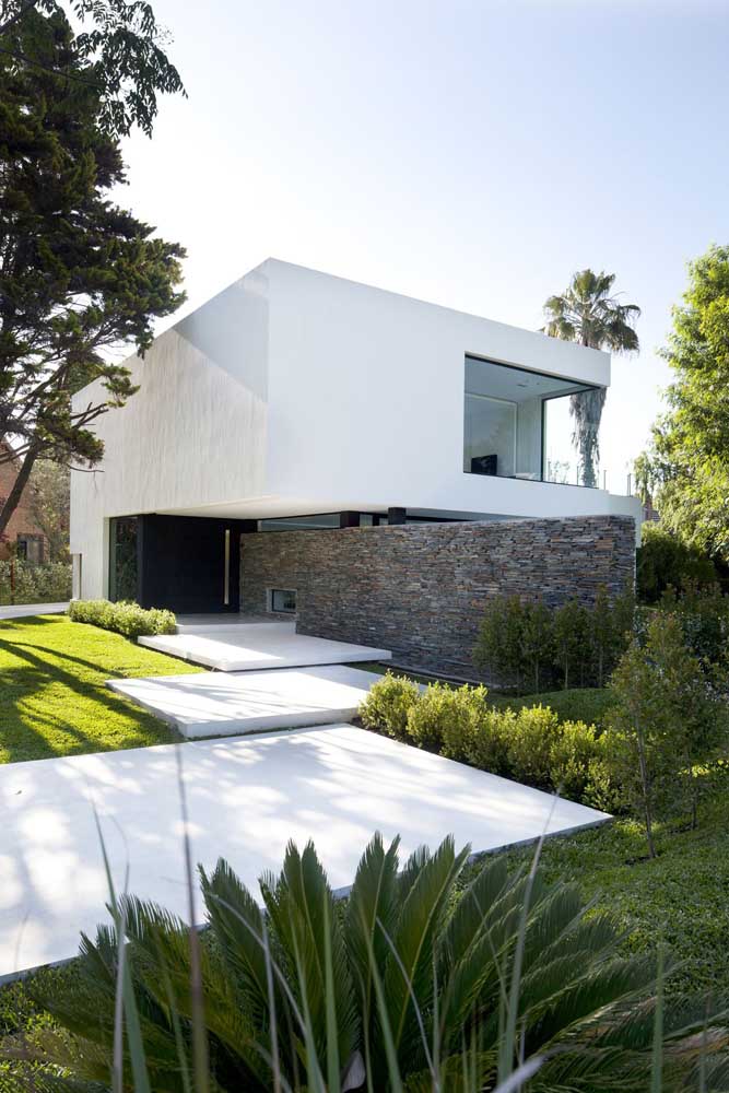 Casa planejada com entrada única e jardim na fachada