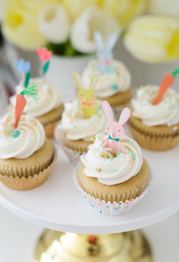 No topo dos cupcakes coloque alguns enfeites de Páscoa como o coelho e a cenoura.