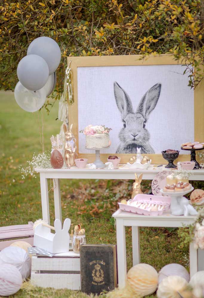 Que tal fazer uma decoração totalmente inspirada no coelho da Páscoa? Use ovos de tamanhos diferentes e use e abuse da figura do coelho.