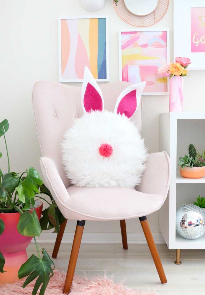 Olha que fofura essa almofada no formato da carinha de um coelho. Fica perfeita na decoração de Páscoa.