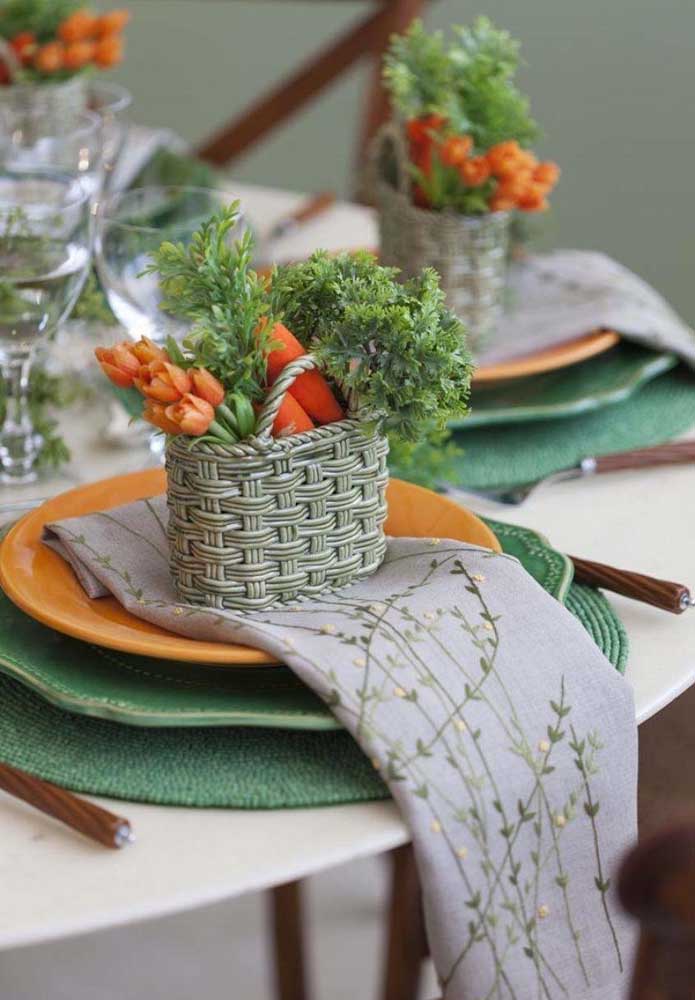 Prepare uma cestinha com folhas, flores e cenouras para decorar cada prato da mesa principal.