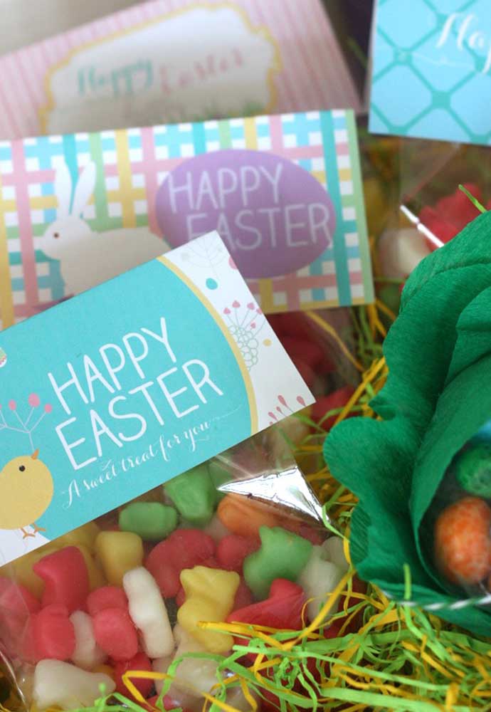 O que acha de entregar algumas guloseimas como lembrancinhas da Páscoa? Você pode colocar dentro de saquinhos personalizados.
