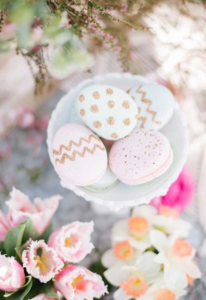 Para fazer uma decoração inspirada nos elementos decorativos, prepare algumas guloseimas no formato de ovo decorado.