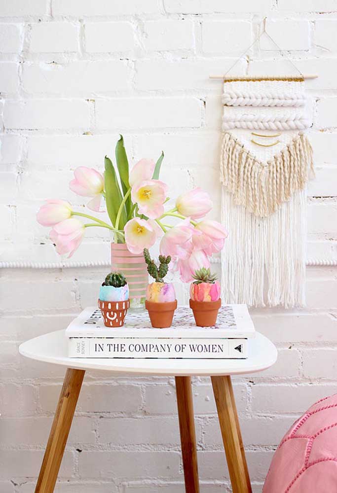 Invista em peças decorativas artesanais para fazer uma decoração de Páscoa personalizada.