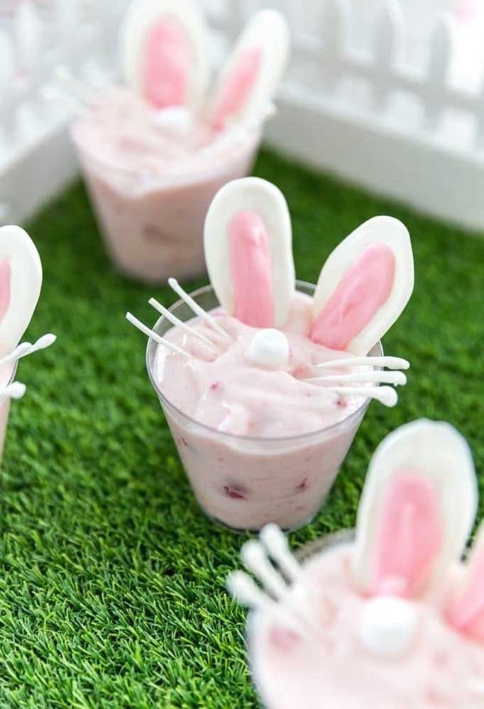 Até a sobremesa pode entrar no ritmo da Páscoa. Para isso, faça uma decoração no formato de coelho.