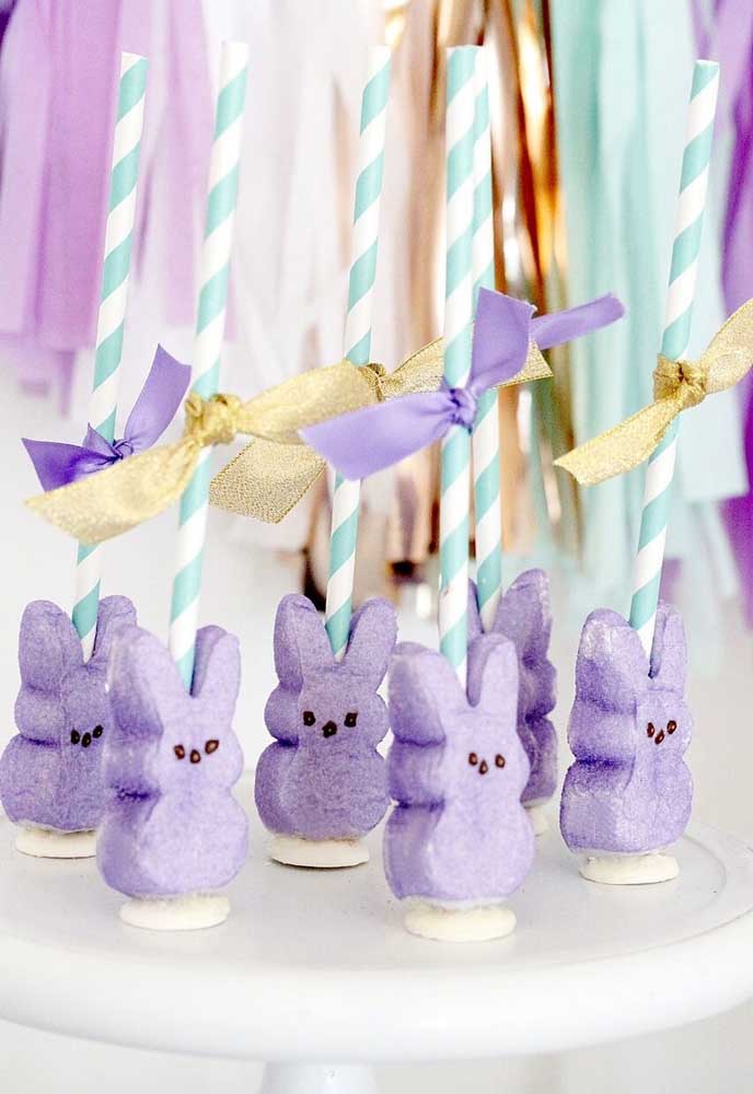 Com alguns materiais como isopor, canudos e fitas você mesmo pode preparar alguns elementos decorativos para a Páscoa.