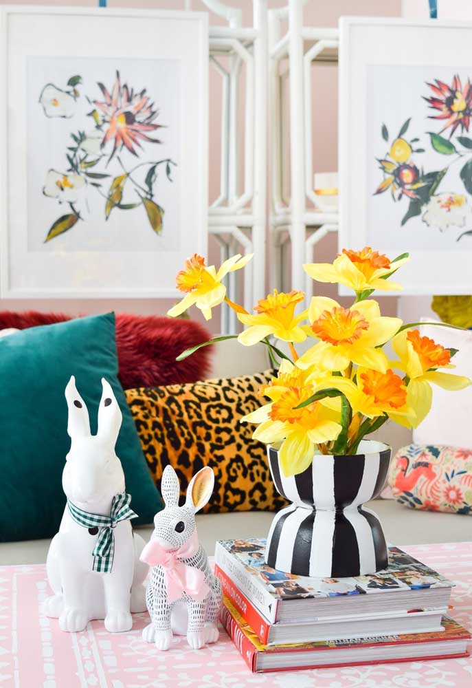 Se a intenção é apenas fazer uma decoração na sala, você pode usar coelhos de modelos e estampas diferentes e complementar com um vaso de flores.
