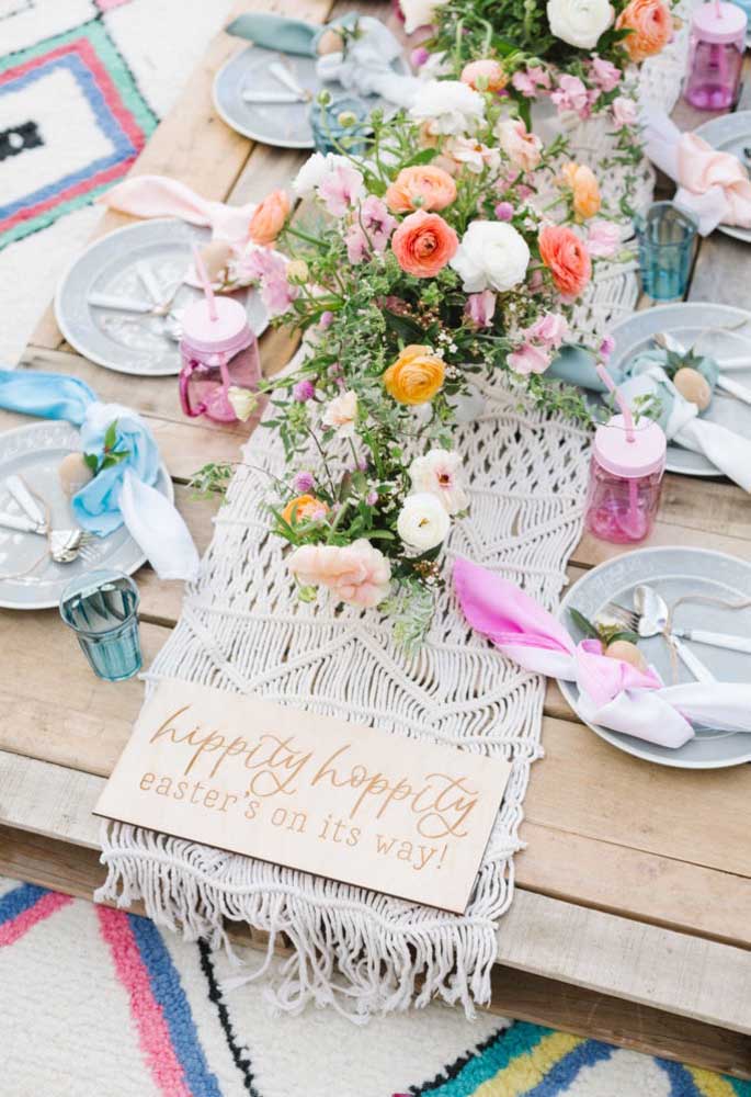 O estilo rústico é excelente para fazer a decoração de Páscoa para a mesa. Para isso, prepare uma mesa feita de madeira, coloque um centro de mesa artesanal e decore com arranjos florais.