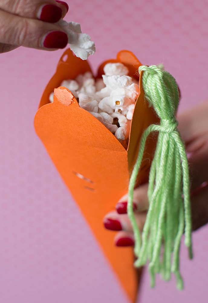 Que tal servir pipoca em um cone como esse?