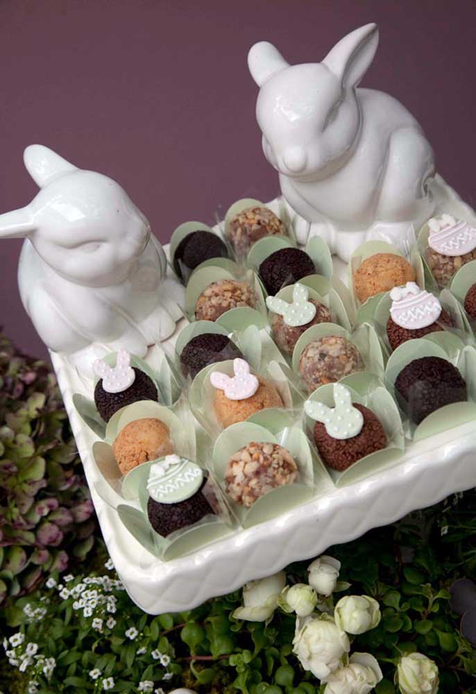 Aposte em bandejas com símbolos da Páscoa na hora de servir as guloseimas da Páscoa.