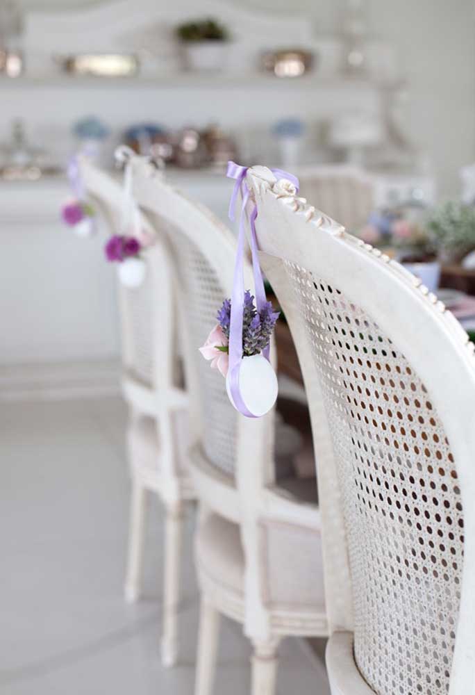Não esqueça de fazer uma decoração apropriada para as cadeiras dos convidados.