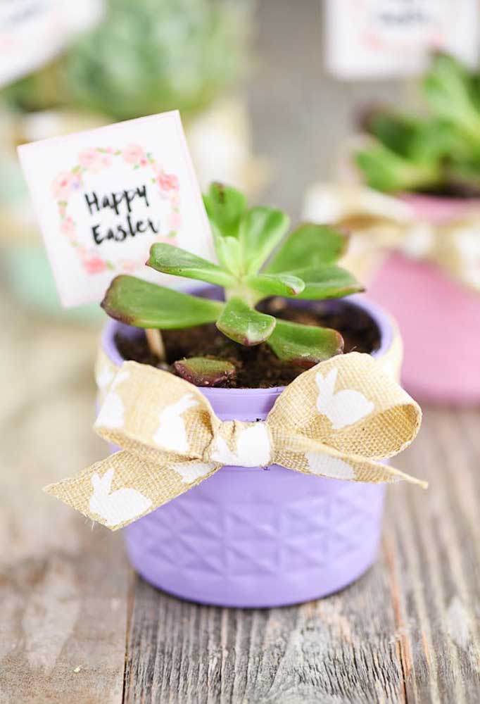 Que tal entregar uma muda de planta para cada convidado como uma forma de simbolizar a vida?