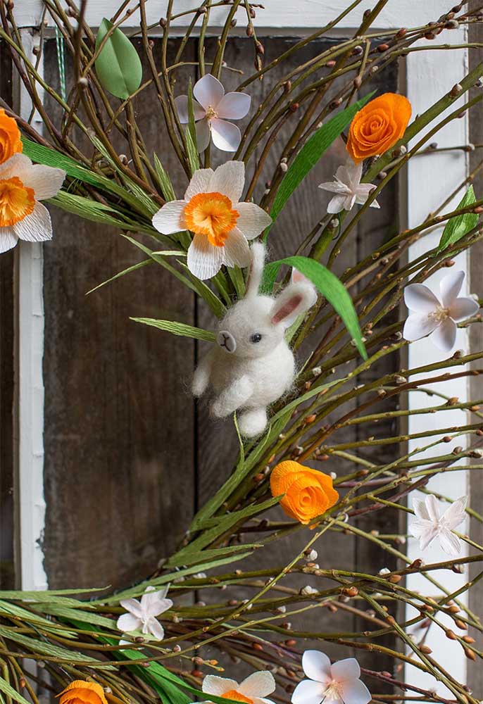 Pendure coelhinhos de pelúcia nos arranjos de flores.