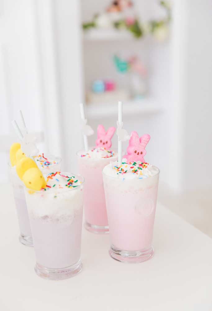 Para decorar a deliciosa sobremesa, coloque confetes coloridos e símbolos que representam a Páscoa.