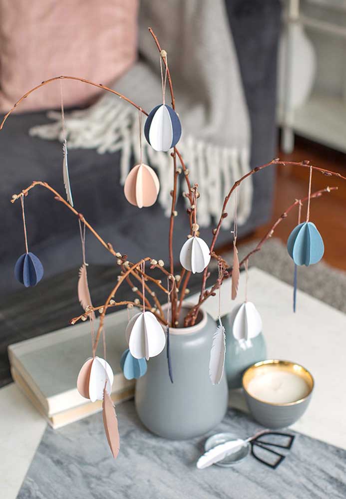 Prepare uma decoração de Páscoa simples e econômica com elementos decorativos significativos.