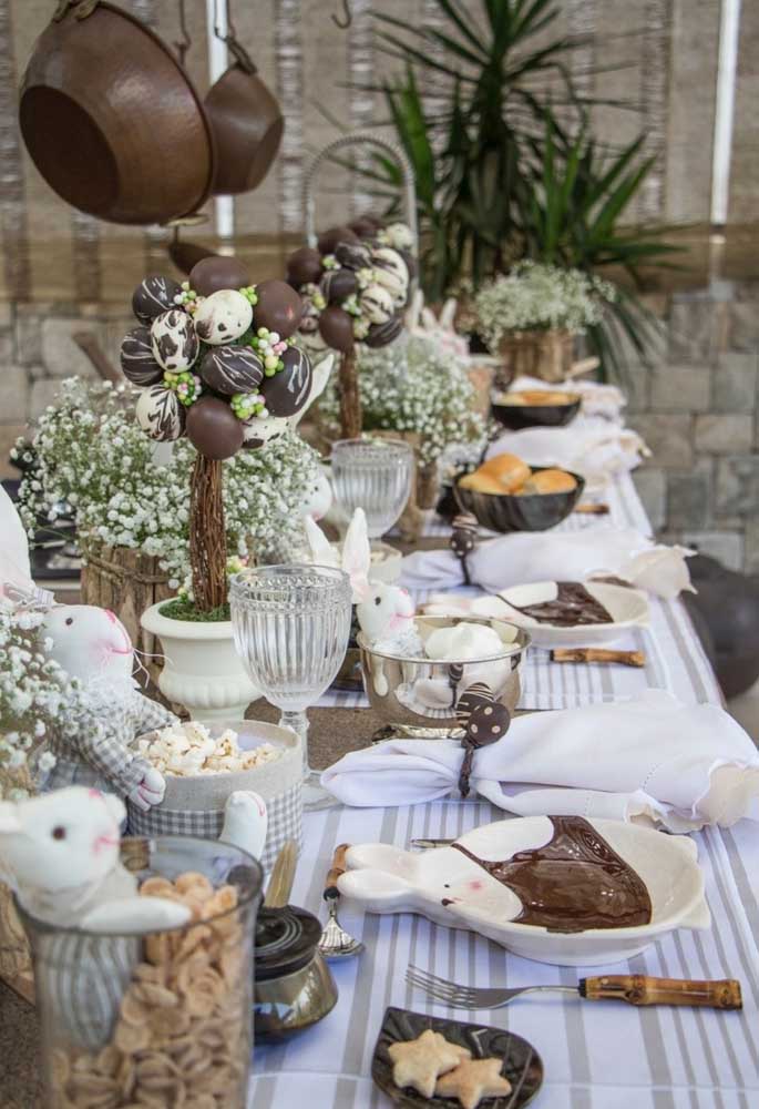 O chocolate é um dos principais símbolos da Páscoa. Que tal preparar uma decoração usando como referência essa guloseima e outros símbolos da Páscoa?