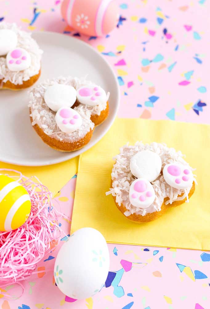 Prepare as pegadas do coelho usando o donuts. As crianças vão se divertir e ainda aproveitar a guloseima.