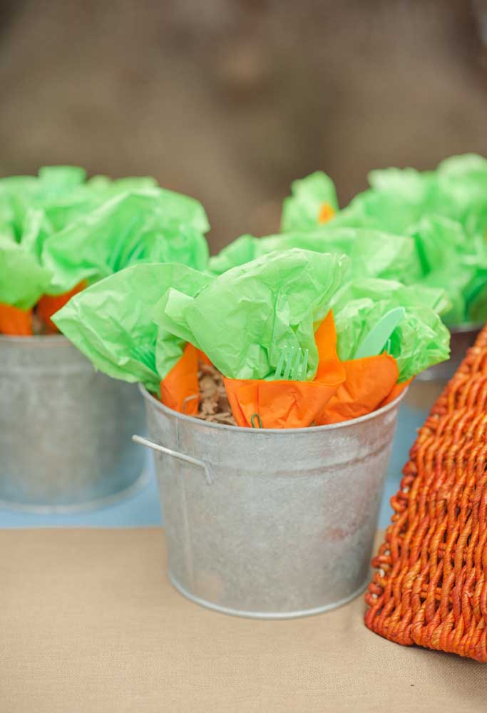 Olha que forma fofa de organizar os talheres. Basta ter alguns vasos pequenos de alumínio e fazer o guardanapo com papel.