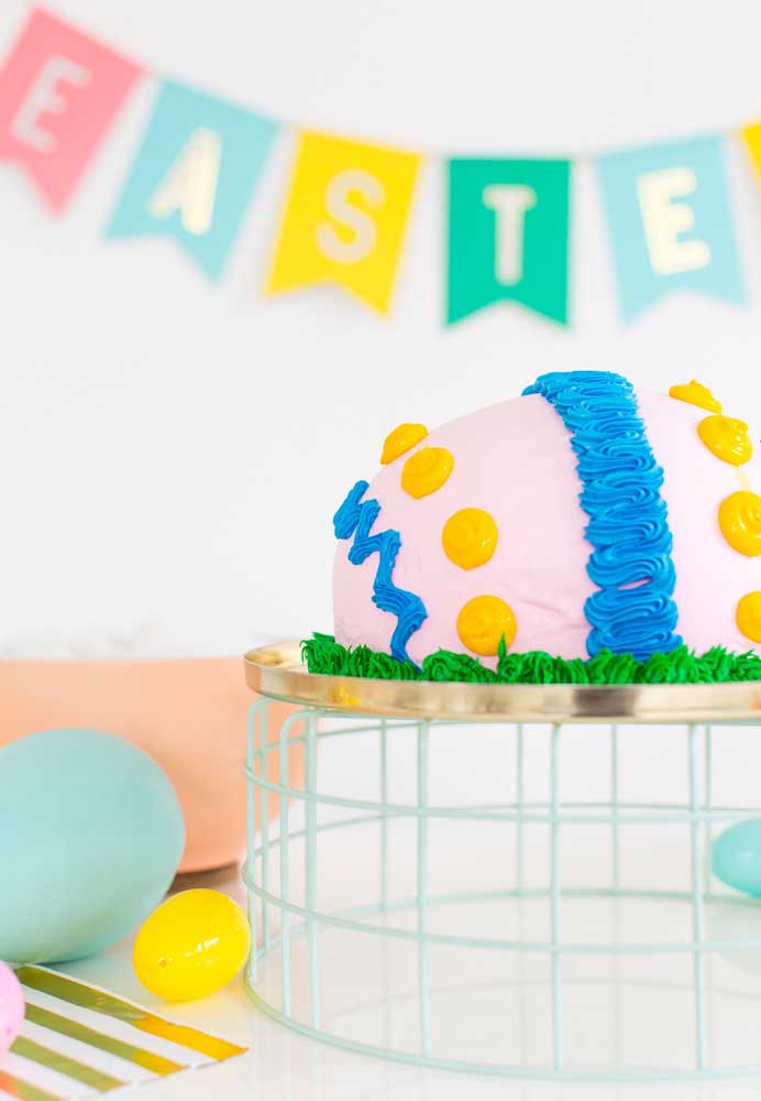 O bolo de Páscoa pode ser inspirado no ovo de Páscoa. Decore com chantilly colorido para ficar mais bonito.