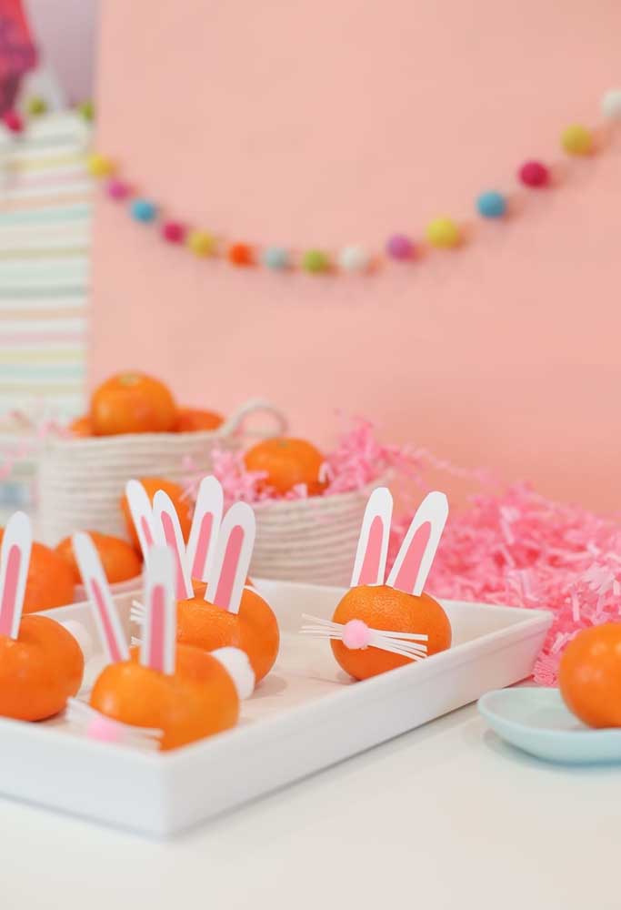 Olha a criatividade para fazer o coelhinho da Páscoa. Só usar laranja e papel.