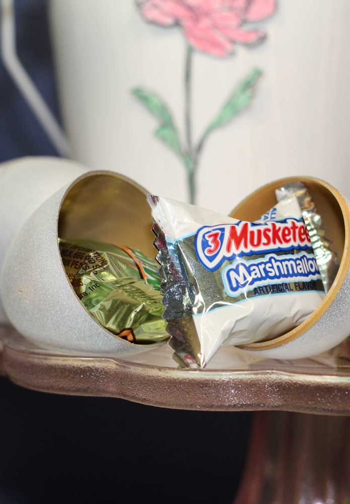 O ovo da Páscoa precisa ser recheado de delícias. Para isso, coloque alguns bombons de chocolate dentro.