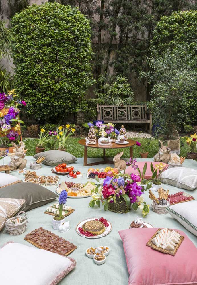 Que tal preparar a decoração de Páscoa para jardim? Faça a ceia nesse ambiente. Para isso, coloque uma toalha na grama, espalhe algumas almofadas e distribua os pratos.