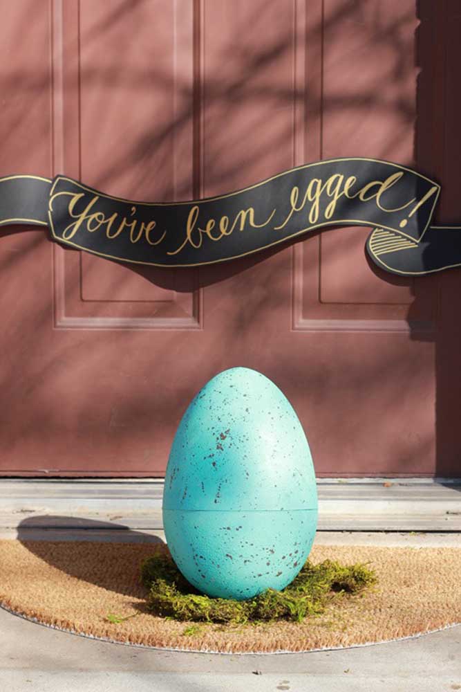 Que tal colocar um ovo enorme na porta da casa para dar as boas-vindas aos seus convidados.
