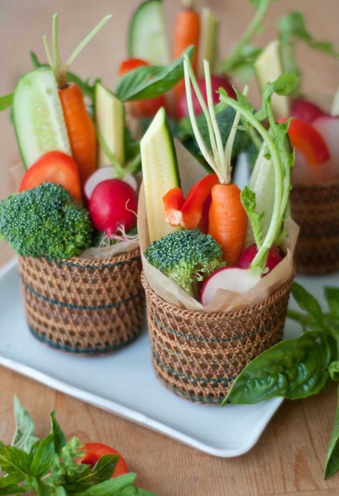 Se a intenção é fazer um cardápio mais saudável para a Páscoa, prepare algumas cestinhas com legumes e vegetais.