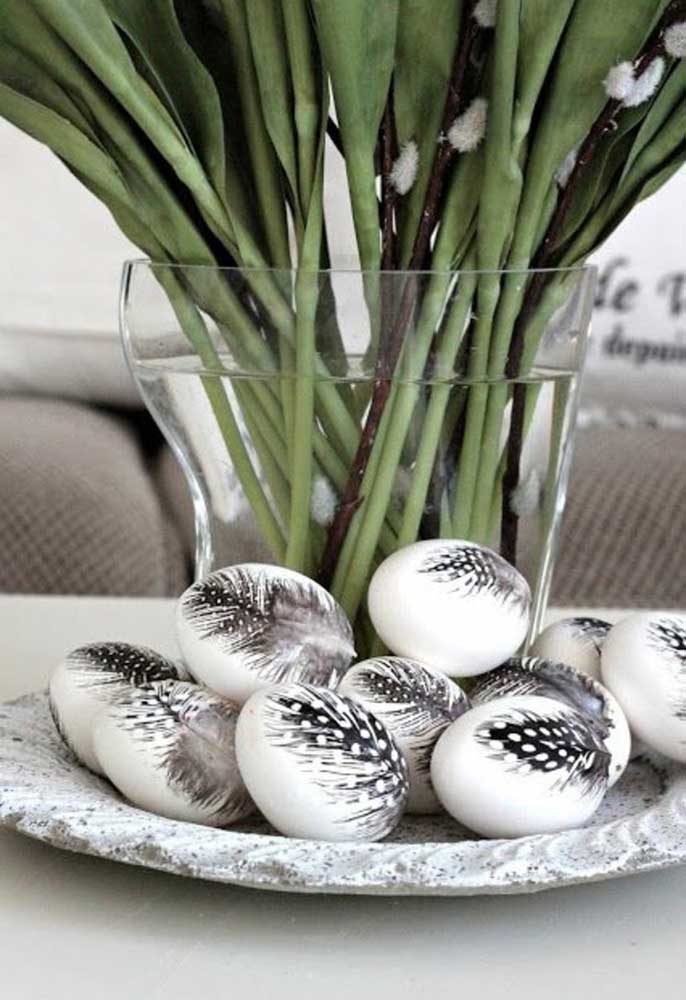 Os ovos pintados já se tornaram tradição na decoração de Páscoa, mas você pode ousar com uma pintura diferenciada.