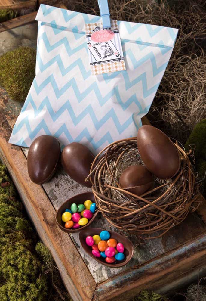 Use vários ovos de chocolate para fazer a decoração da Páscoa. 