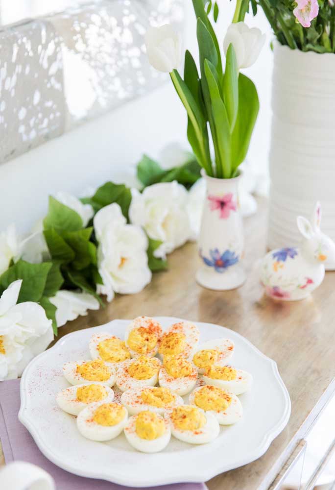 Aposte em doces e guloseimas finas e delicadas, sempre se inspirando em símbolos da Páscoa.