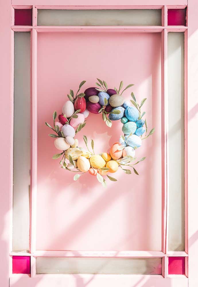 Que tal preparar uma guirlanda feita com ovos para celebrar a Páscoa? Fica perfeita para colocar na porta de casa.