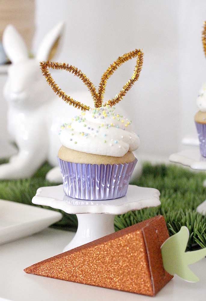 As orelhinhas do coelho podem servir de inspiração para fazer a decoração do topo do cupcake.