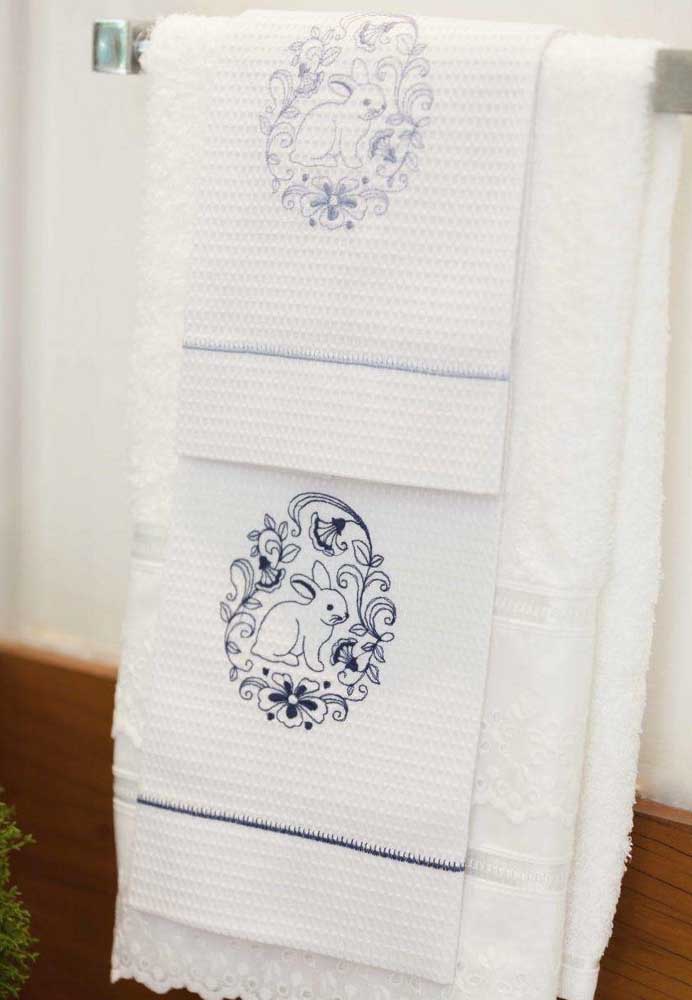 Compre pronta ou mande fazer toalhas bordadas com o coelho da Páscoa para que a decoração seja totalmente personalizada.
