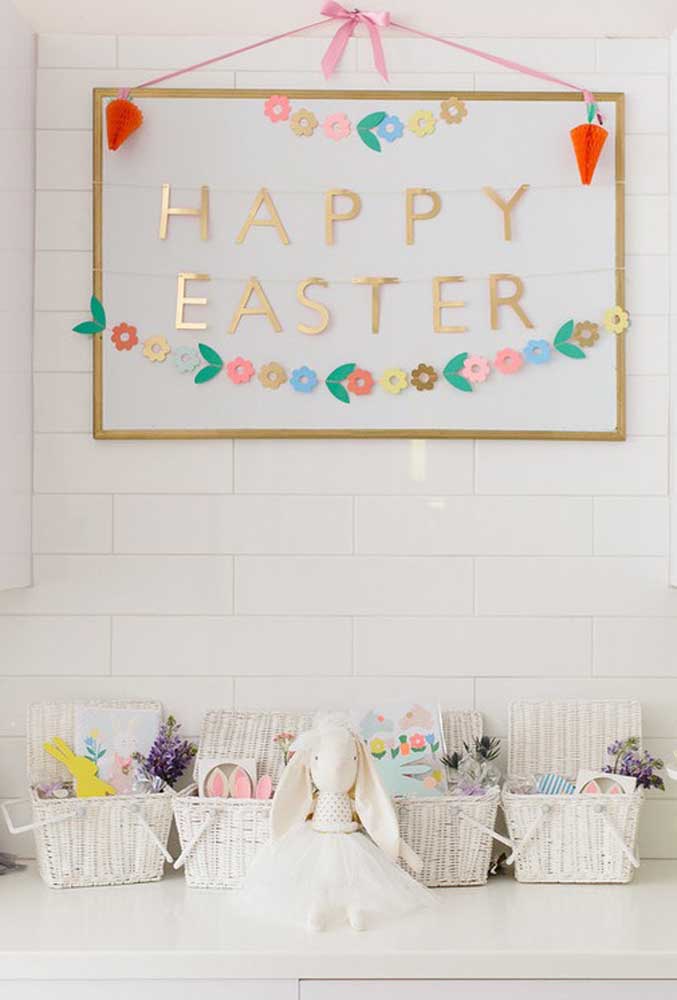 Você pode fazer um painel como esse na decoração de Páscoa para escola, usando o quadro branco, papel de diferentes texturas e fita.