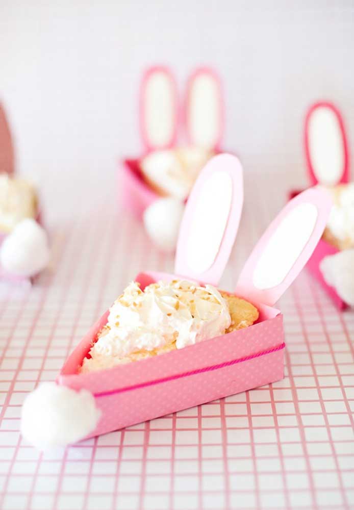 Sirva algumas guloseimas em caixinhas no formato de coelhinho da Páscoa.