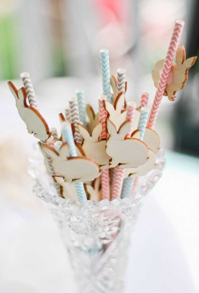 Não esqueça de decorar os canudinhos da festa com símbolos que fazem referência à Páscoa.