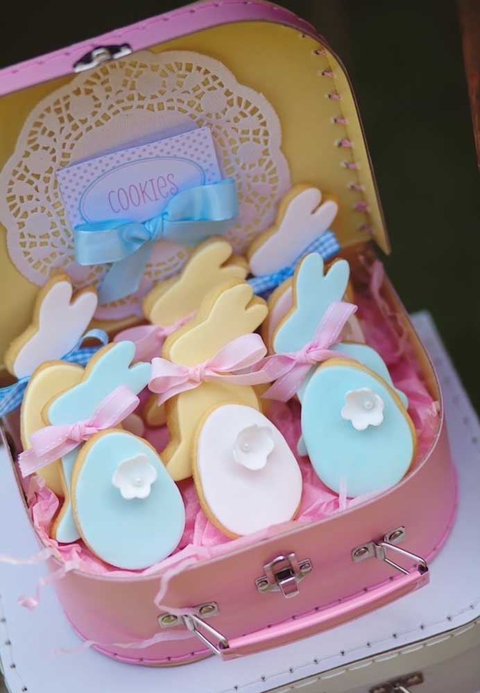 Que tal investir em cookies personalizados como lembrancinha da celebração da Páscoa? Você pode organizá-los em uma pequena mala decorada.